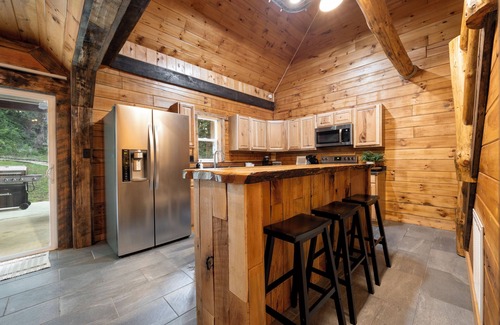 Logan Cabina | Escape to Sage Creek Cabin: 5 Acres + Privacy + Hot Tub + Fire Pit