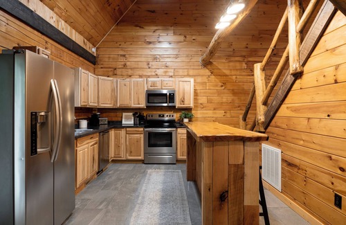 Logan Cabina | Escape to Sage Creek Cabin: 5 Acres + Privacy + Hot Tub + Fire Pit