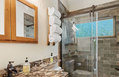 Brownfield Cabina | Escape to Serene Tranquility: Unwind in a Charming Retreat in Brownfield, Maine