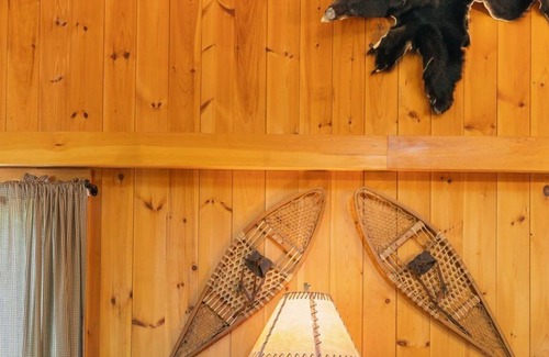 Brownfield Cabina | Escape to Serene Tranquility: Unwind in a Charming Retreat in Brownfield, Maine