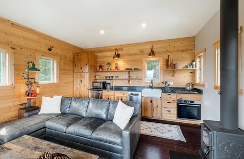 Sandpoint Apartamento | Escape to Serenity: Lookout Tower with Hot Tub, near Schweitzer and Pet-Friendly