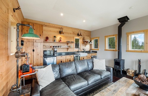 Sandpoint Apartamento | Escape to Serenity: Lookout Tower with Hot Tub, near Schweitzer and Pet-Friendly