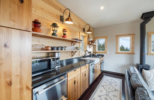 Sandpoint Apartamento | Escape to Serenity: Lookout Tower with Hot Tub, near Schweitzer and Pet-Friendly