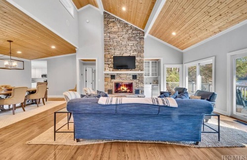 Lake Toxaway Casa | Escape to Serenity: Lakefront Paradise Awaits! AMENITIES INCLUDED