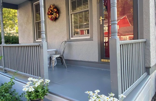 Stockton Casa | Escape to the comfort and charm of the Murray Wynne House on the canal towpath