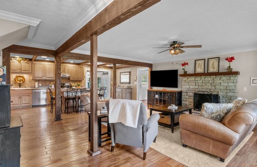 Dickson County Otro | Escape to the countryside with the Farmhouse at Carmels Landing!