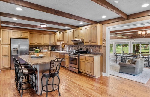 Dickson County Otro | Escape to the countryside with the Farmhouse at Carmels Landing!