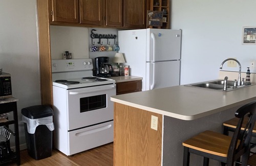 Port Clinton Condominio | ¡Escape al lago! Unidad de primer piso, pasos a la piscina y la playa