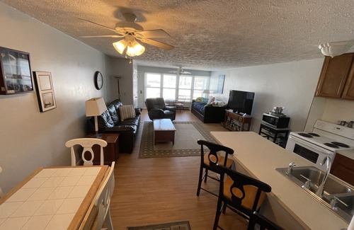 Port Clinton Condominio | ¡Escape al lago! Unidad de primer piso, pasos a la piscina y la playa