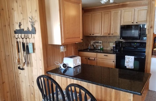 Gouldsboro Casa | ¡Escape a los Poconos! Amplias habitaciones de 5 dormitorios en el lago: barcos, sala de juegos, jacuzzi