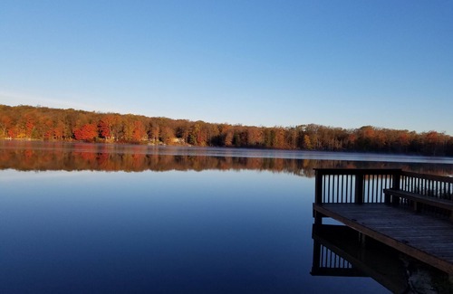 Gouldsboro Casa | ¡Escape a los Poconos! Amplias habitaciones de 5 dormitorios en el lago: barcos, sala de juegos, jacuzzi