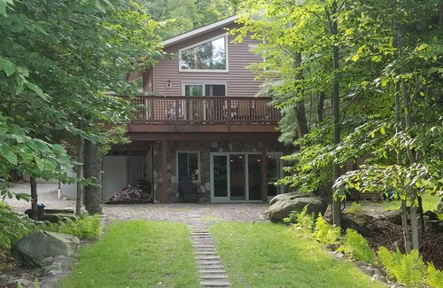 Gouldsboro Casa | ¡Escape a los Poconos! Amplias habitaciones de 5 dormitorios en el lago: barcos, sala de juegos, jacuzzi