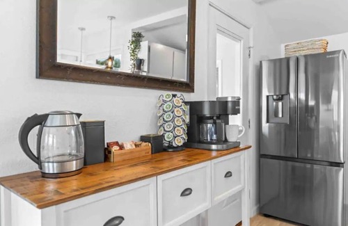 Smith River Casa | Escape to "The VUE" A Waterfront Gem with Hot Tub