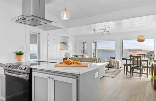 Smith River Casa | Escape to "The VUE" A Waterfront Gem with Hot Tub