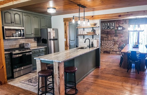 Butler Cabina | Escape to the wood—featuring hot tub, private trails, fire pit, peaceful seclusion. Dogs welcome.