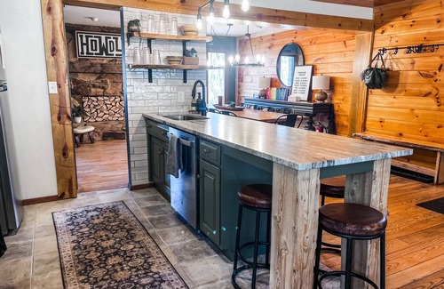 Butler Cabina | Escape to the wood—featuring hot tub, private trails, fire pit, peaceful seclusion. Dogs welcome.