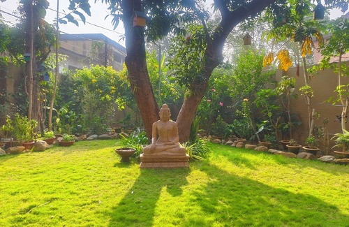 Sambalpur Apartamento | Escape to this charming apartment with a touch of nature in centre of town.
