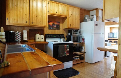 South Boardman Cabina | Escape to this relaxing lakeside retreat! 🛶 Enjoy a peaceful back porch, cozy fire pit 🔥, and stunning water views. Perfect for unwinding and making memories! 🌅
