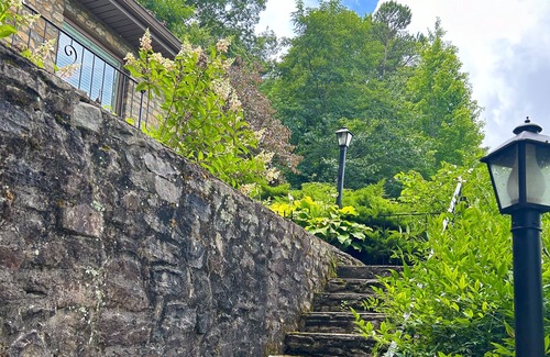 Lake Junaluska Cabina | Escape to tranquility at this Lake Junaluska cabin w/ stunning views & amenities