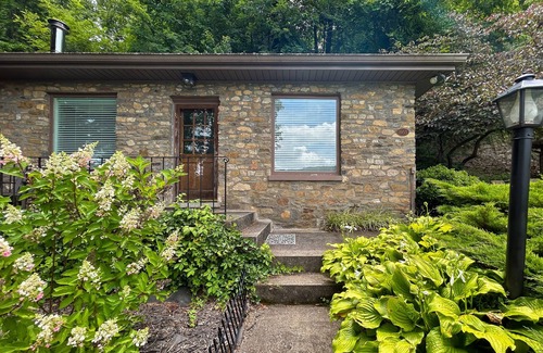 Lake Junaluska Cabina | Escape to tranquility at this Lake Junaluska cabin w/ stunning views & amenities