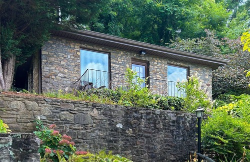 Lake Junaluska Cabina | Escape to tranquility at this Lake Junaluska cabin w/ stunning views & amenities