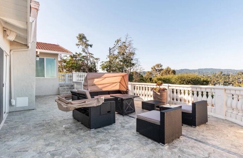 Hillsborough Casa | Escape to Tranquil: Luxury just Moments from San Francisco!