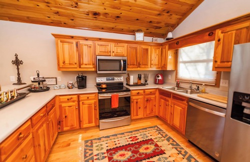 Mill Spring Chalet De Esquí | Escape to Tranquility: Stunning Lakefront Mountain Chalet with Breathtaking View