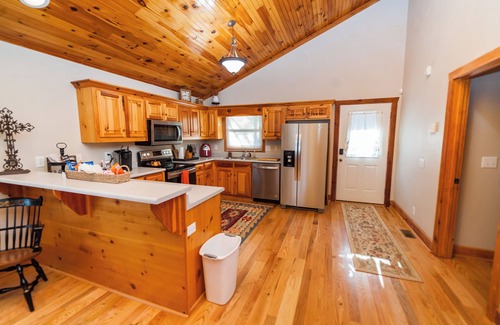Mill Spring Chalet De Esquí | Escape to Tranquility: Stunning Lakefront Mountain Chalet with Breathtaking View