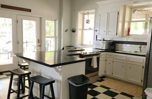 New London Casa | Badin lakefront Escape