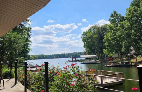 New London Casa | Badin lakefront Escape