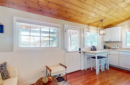 Sunset Cove Apartamento | Escape to Tranquility: Cozy Cabin Retreat with Dock & Outdoor Living