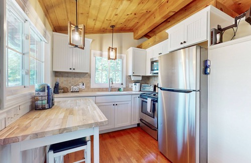 Sunset Cove Apartamento | Escape to Tranquility: Cozy Cabin Retreat with Dock & Outdoor Living