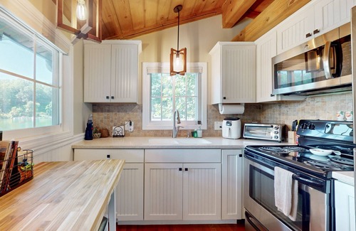 Sunset Cove Apartamento | Escape to Tranquility: Cozy Cabin Retreat with Dock & Outdoor Living