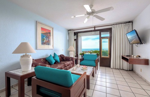 Emiliano Zapata Complejo | Escape to WIVC ALTA VISTA – Spacious 2BR with Charm & Light
