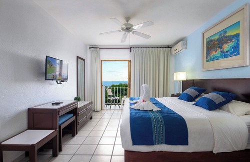 Emiliano Zapata Complejo | Escape to WIVC ALTA VISTA – Spacious 2BR with Charm & Light