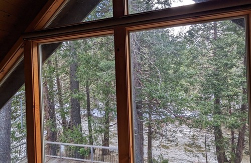 Strawberry Cabina | Escape to your cozy 3-bedroom cabin near South Lake Tahoe