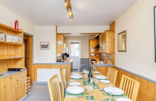 Castleton Cabaña | ESKLETS COTTAGE, family friendly, with a garden in Castleton