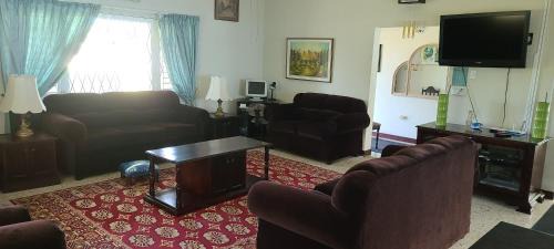 Runaway Bay Villa | Eslyn Villa