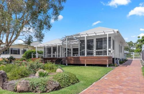 Point Vernon Casa | Esplanade Ease - Absolute Beachfront in Hervey Bay