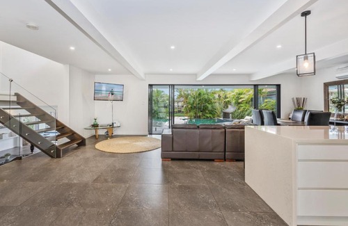 Broadbeach Waters Casa | Essence of Broadbeach - Luxury Broadbeach Family Escape with Pool