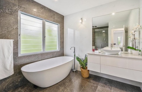 Broadbeach Waters Casa | Essence of Broadbeach - Luxury Broadbeach Family Escape with Pool
