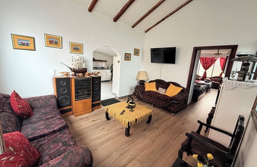 Huayna-Cápac Apartamento | Estancia El Capulí: Hogar cuencano para decansar en familia y/o pareja