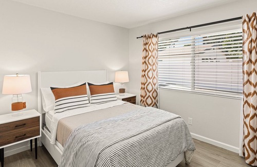 Thousand Oaks Casa | Estepa Unit #1 by PMI