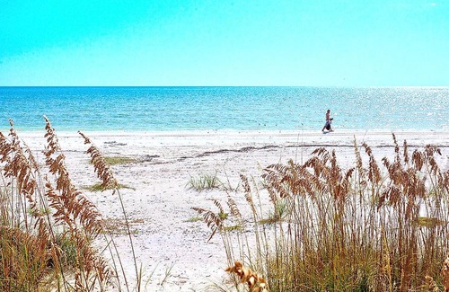 Fort Myers Beach Apartamento | Estero Island Beach Villas 401, 2 Bedrooms, Beach Front, WiFi, Sleeps 6