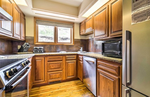 Fall River Estates Condominio | ¡NUEVO! Estes Park Mtn Condo con 4 cubiertas y 2 chimeneas