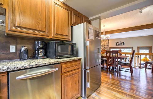 Fall River Estates Condominio | ¡NUEVO! Estes Park Mtn Condo con 4 cubiertas y 2 chimeneas