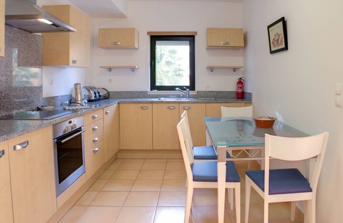 Luz Apartamento | Estrela da Luz 1 Bedroom Apt. Pool and sea Views