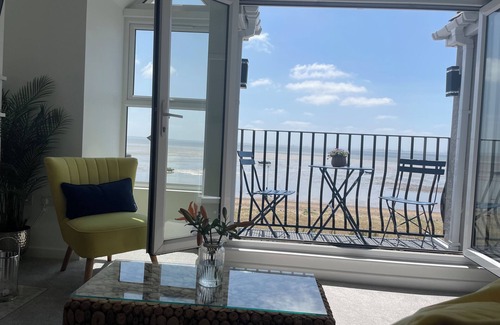 Southend-on-Sea Apartamento | Estuary Views Penthouse 🖤 Beachfront with Parking