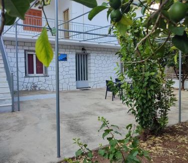 Leonidio Casa | Et In Arkadia Ego