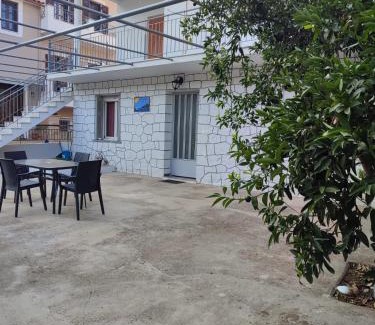 Leonidio Casa | Et In Arkadia Ego